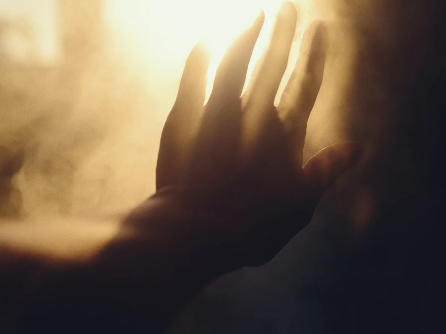 Eine ruhige Heilerinnen-Praxis mit Kerzen und warmem Licht